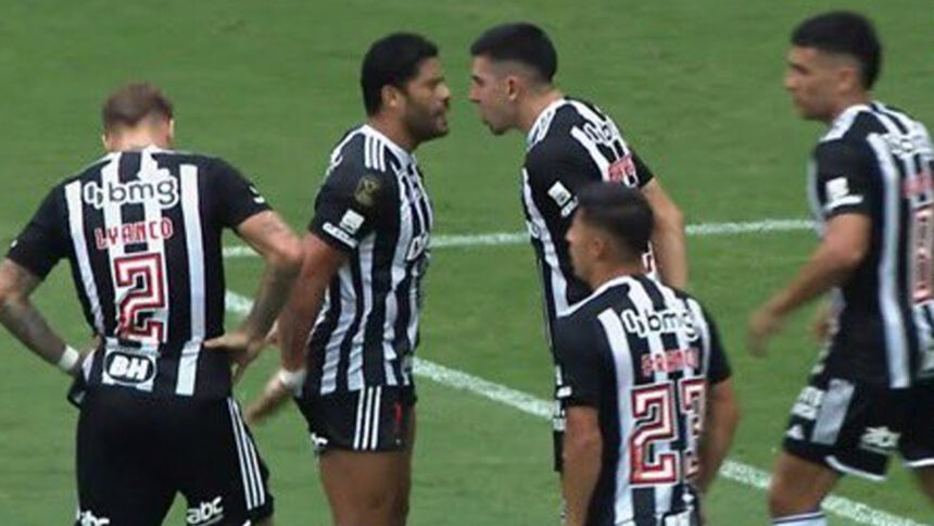 Hulk e Battaglia discutem durante vitória do Flamengo na Copa do Brasil