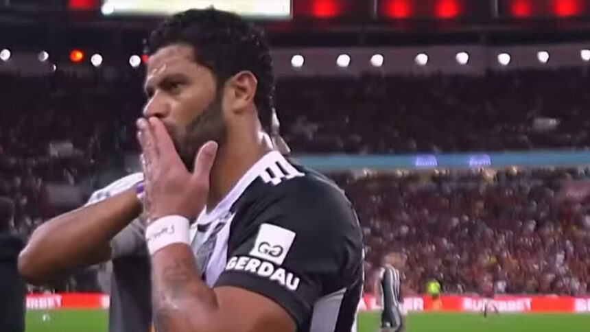 Hulk mandou beijos para torcida do Flamengo