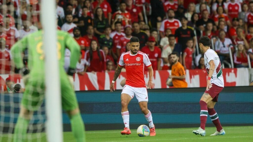 Internacional vence Fluminense e tira Flamengo do G-4 do Brasileirão