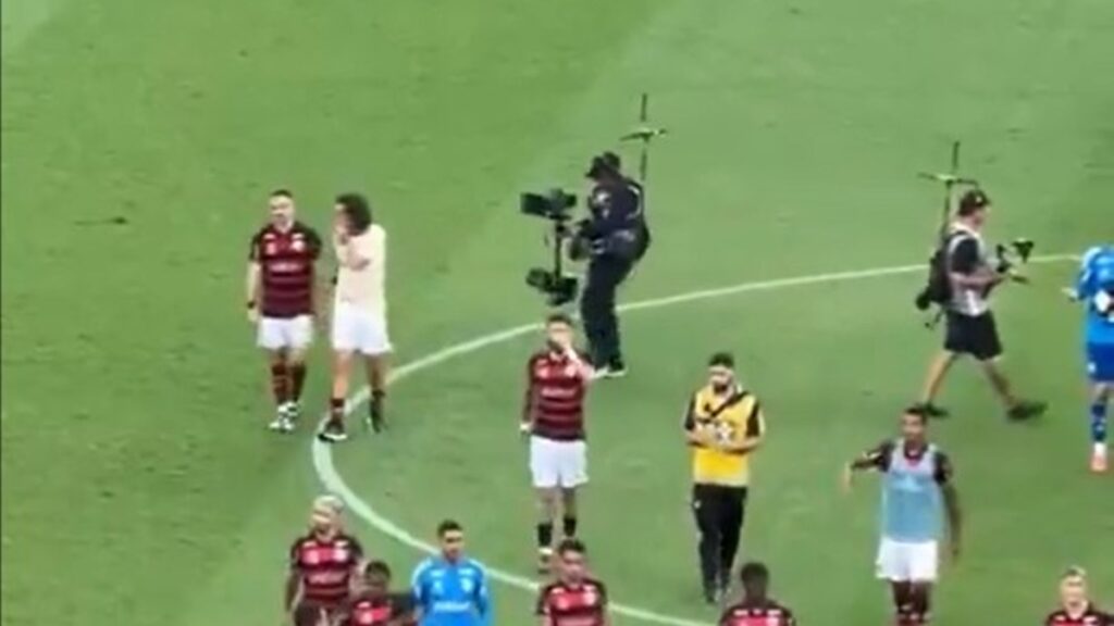 Léo Ortiz é consolado por companheiros após erro em jogo do Flamengo; veja vídeo