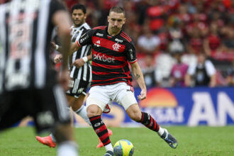 Léo Ortiz em ação pelo Flamengo no Maracanã