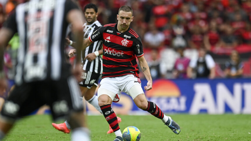 Léo Ortiz em ação pelo Flamengo no Maracanã