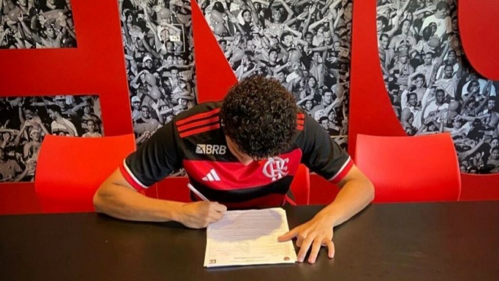 Multa acima de R$ 400 milhões: Flamengo renova contrato de volante