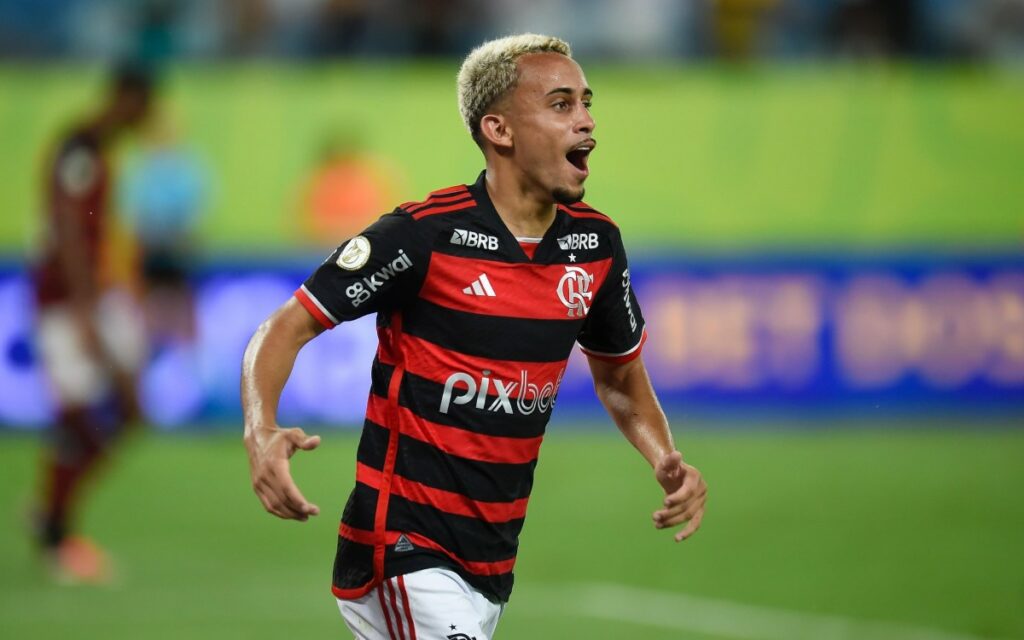 Matheus Gonçalves surpreende em dedicatória especial de gol na vitória do Flamengo