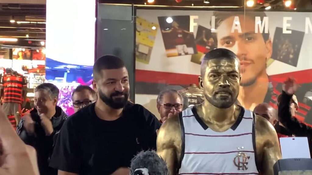 Ídolo do Flamengo, Olivinha se derrete por homenagem em aniversário do clube e celebra feito inédito