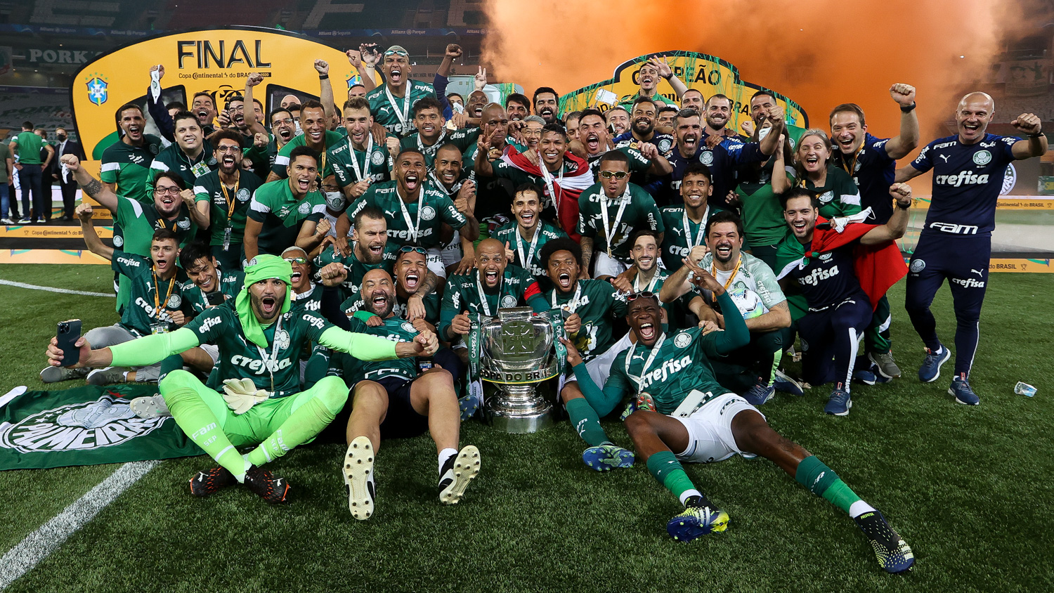 Palmeiras com troféu da Copa do Brasil de 2020