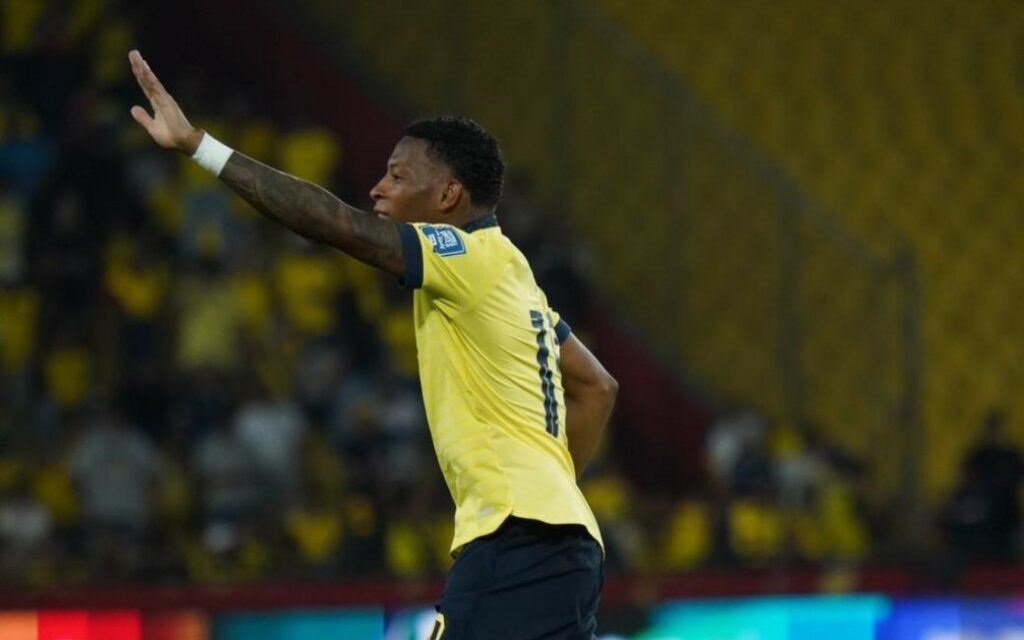 Jogador equatoriano rasga elogios a atacante do Flamengo