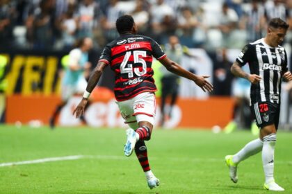 Plata comemorando gol do Flamengo contra o Atlético-MG