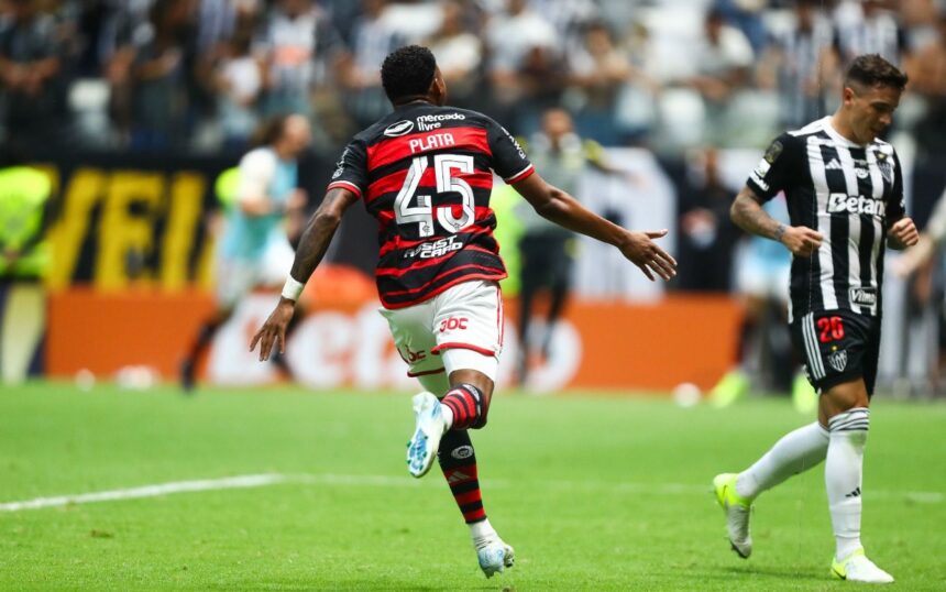 Plata comemorando gol do Flamengo contra o Atlético-MG