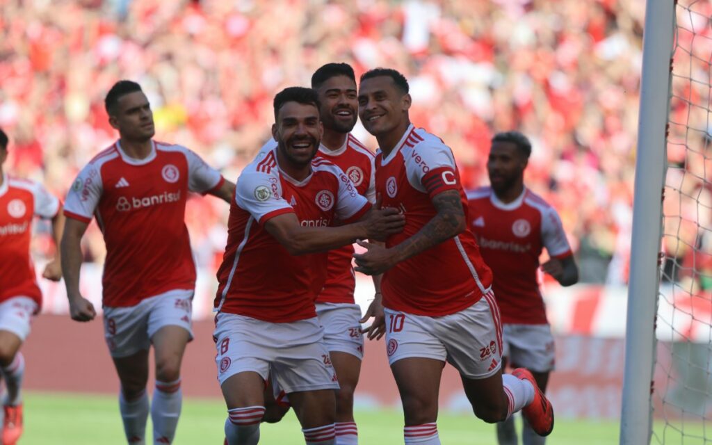 Meia do Internacional treina e deve jogar no ‘sacrifício’ contra o Flamengo, pelo Brasileirão