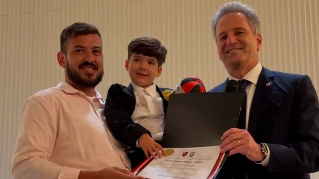 Totói, filho de Everton Ribeiro, recebe título de sócio honorário do Flamengo