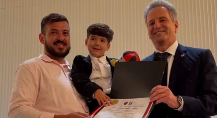 Totói, filho de Everton Ribeiro, recebe título de sócio honorário do Flamengo