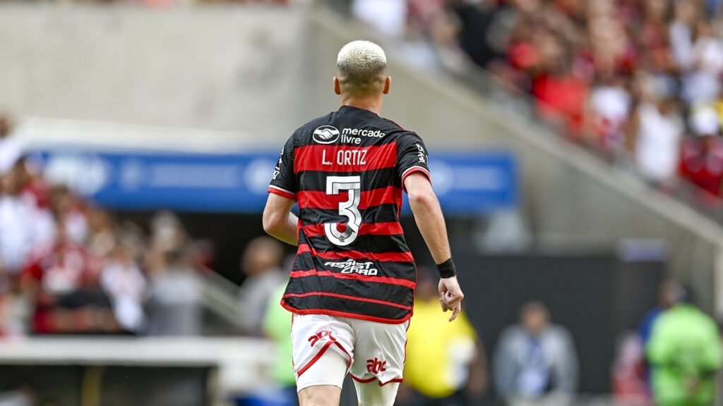 Torcedores escolhem Léo Ortiz como melhor zagueiro do Flamengo em 2024