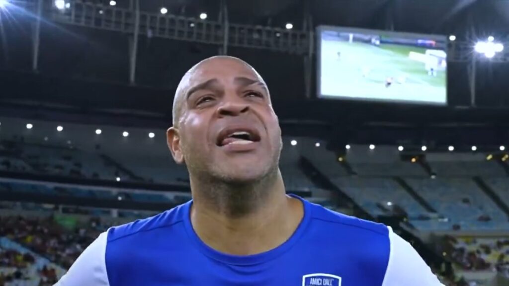 Adriano se emociona no Maracanã ao receber mensagem do pai via inteligência artificial