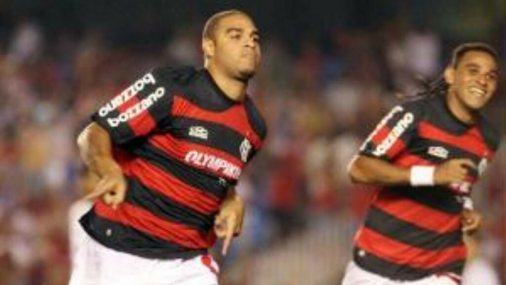 Atacante campeão brasileiro pelo Flamengo em 2009 larga aposentadoria e volta ao futebol após 10 anos