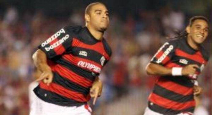 Atacante campeão brasileiro pelo Flamengo em 2009 larga aposentadoria e volta ao futebol após 10 anos