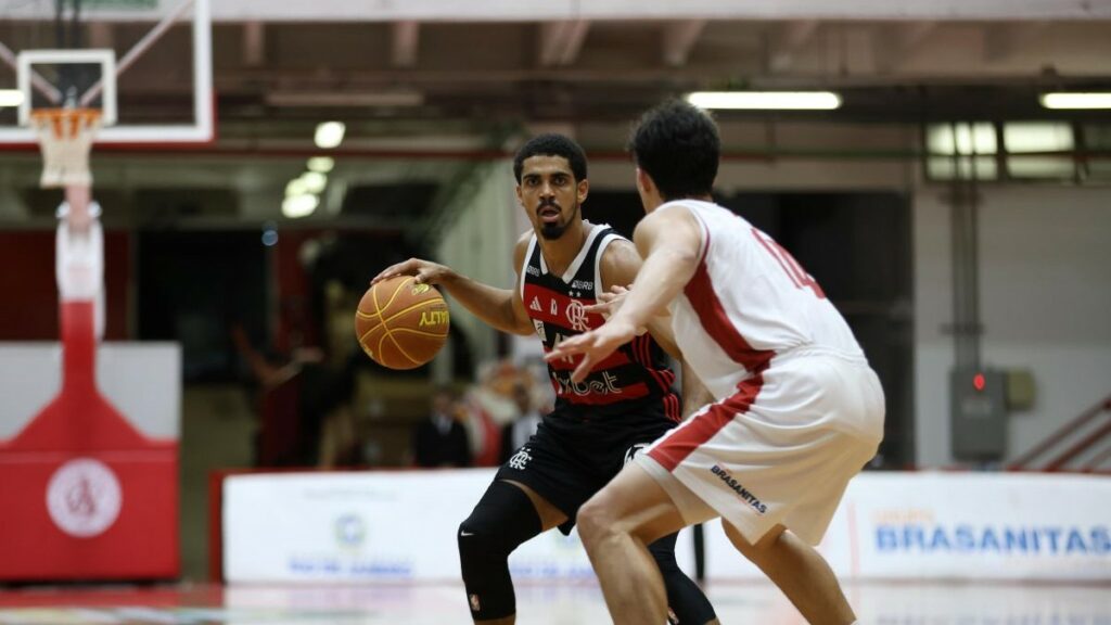 Flamengo atropela Paulistano fora de casa e segue na cola do líder do NBB