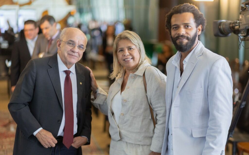 Bandeira de Mello presta homenagem a campeão mundial pelo Flamengo em Brasília