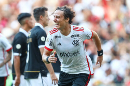 David Luiz comemora gol do Flamengo sobre o Vasco