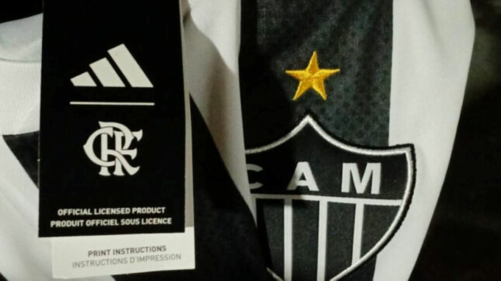 Torcedor do Atlético-MG recebe camisa do clube com escudo do Flamengo e se revolta