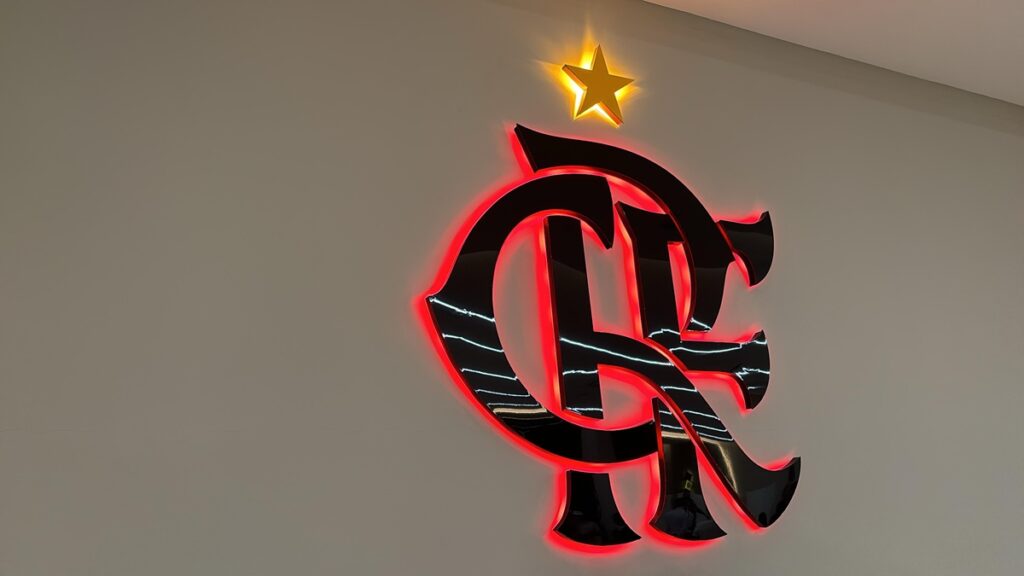 Flamengo assina contrato com meia para a temporada de 2025