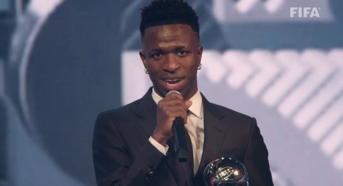 Vini Jr se declara ao Flamengo após ser eleito melhor jogador do mundo: “Clube que me botou no campo”