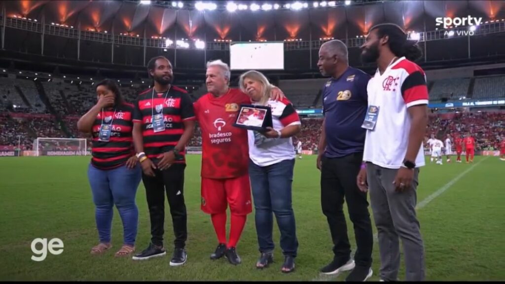 Zico homenageia Adílio antes de Jogo das Estrelas, no Maracanã