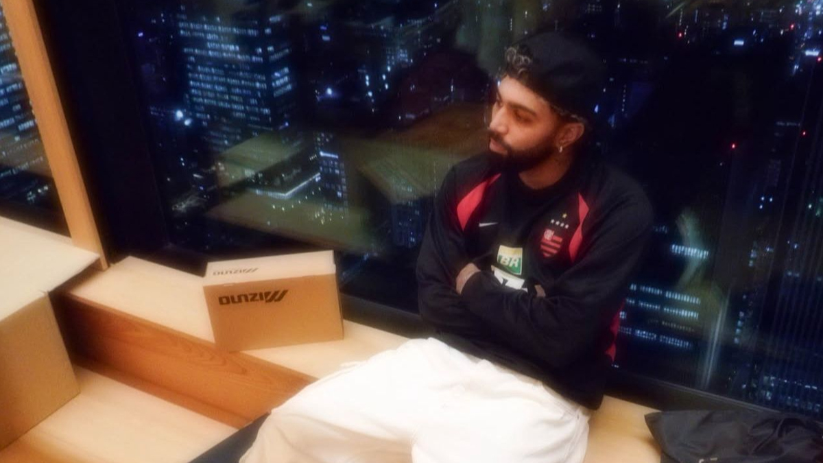 J� deu saudade? Gabigol publica foto com camisa retr� do Flamengo