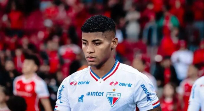 Jogador especulado no Flamengo acerta com o Fluminense para 2025