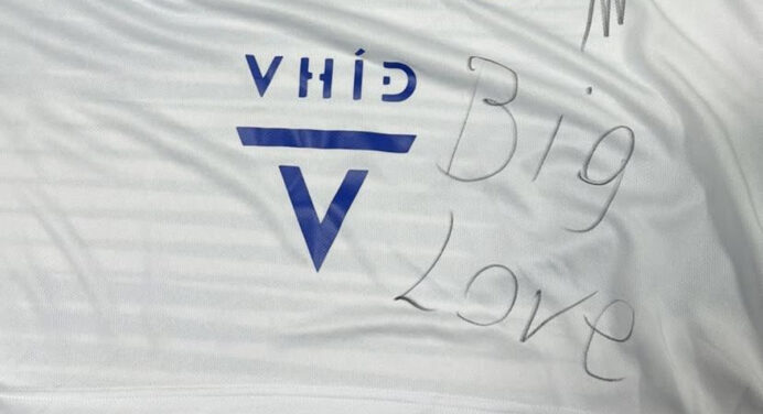 Atacante croata dá presente personalizado para José Boto antes de dirigente chegar ao Flamengo