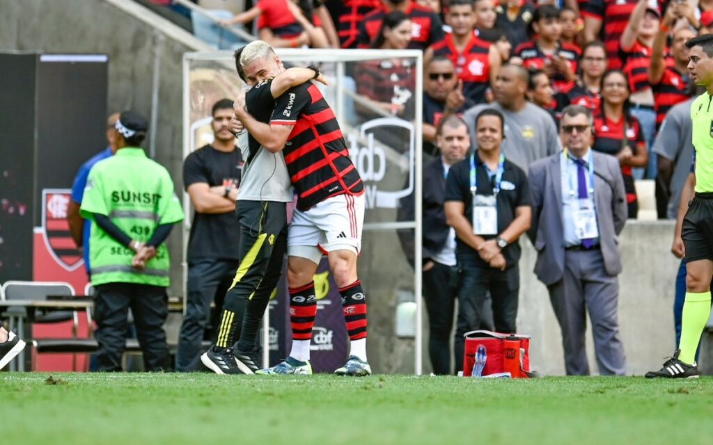 “Ele me cobrou muito”: Léo Ortiz explica motivo de comemoração com auxiliar de Filipe Luís em gol do Flamengo