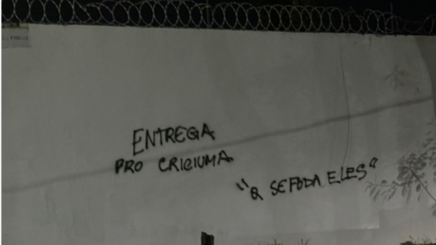 Torcedores do Flamengo picham muro do Ninho com pedido inusitado aos jogadores