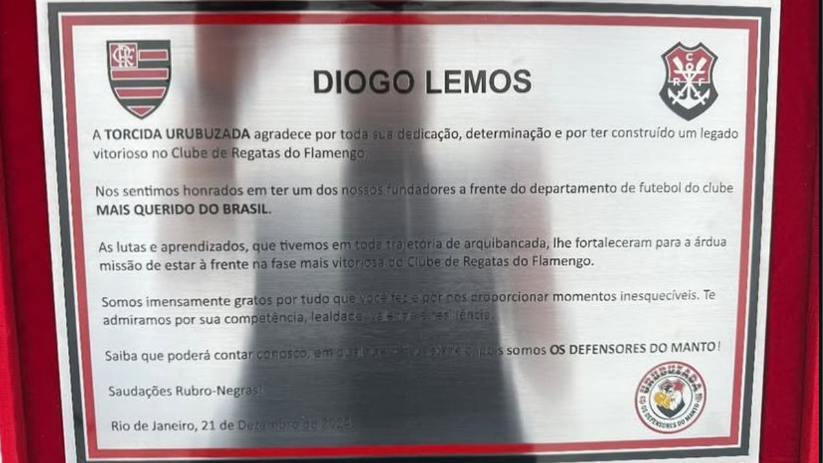 Torcida organizada faz homenagem a dirigente do Flamengo com placa de agradecimento