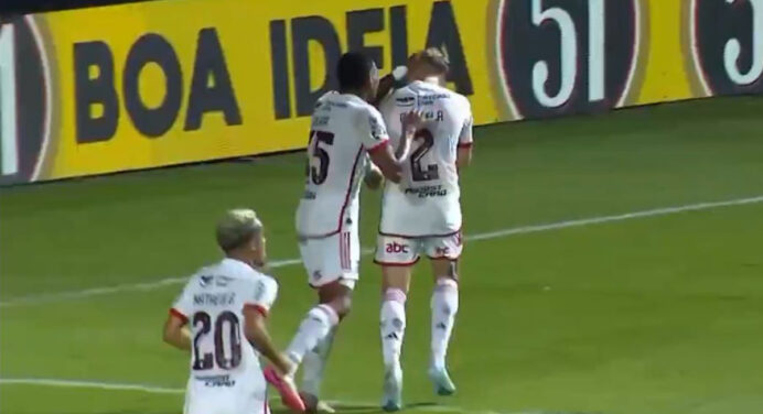 Laterais atacantes? Ayrton Lucas dá assistência para golaço de Varela pelo Flamengo