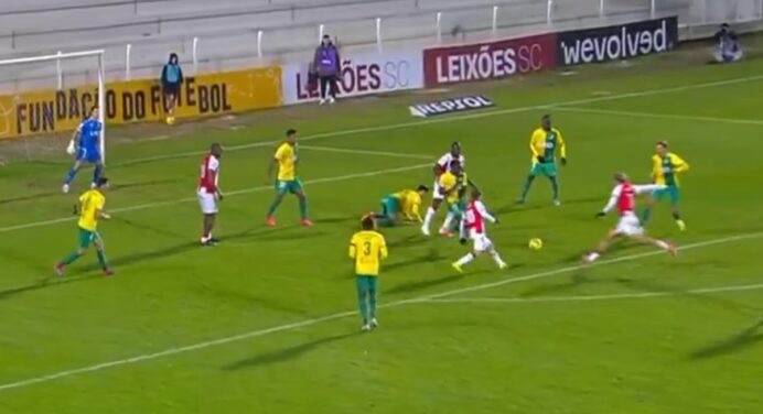 Cria do Flamengo marca no último minuto e garante vitória emocionante em Portugal; veja vídeo