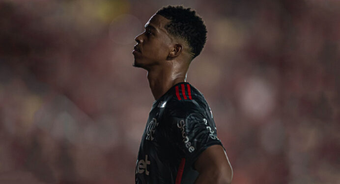 Clube europeu tenta contratação de Carlinhos, do Flamengo