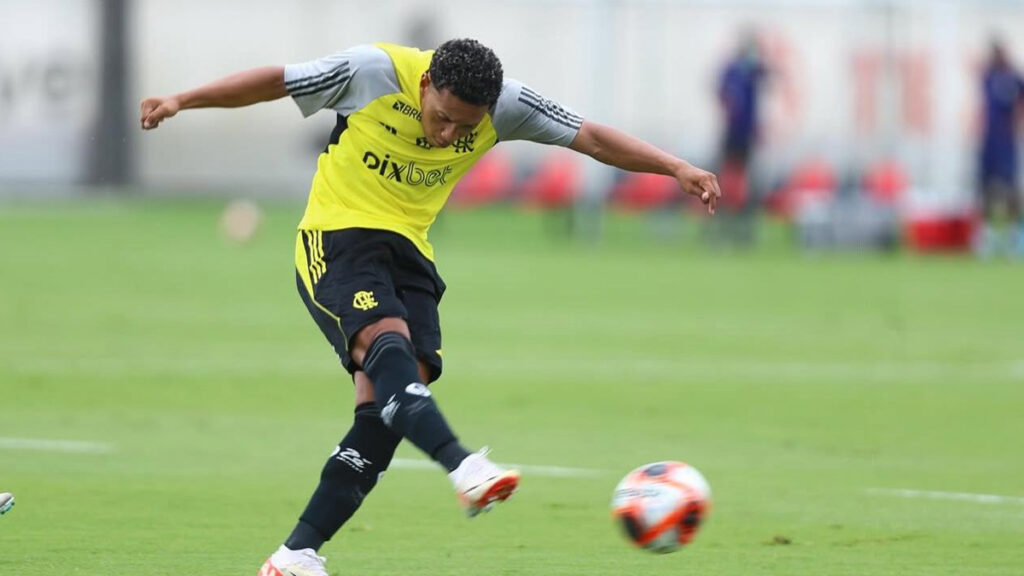 Com gol de lateral, Flamengo vence jogo-treino contra o Maricá