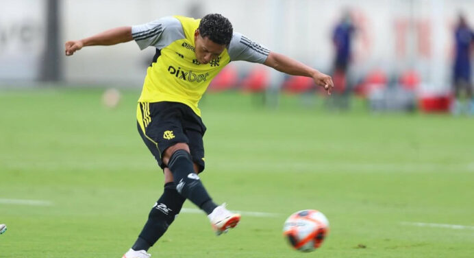 Com gol de lateral, Flamengo vence jogo-treino contra o Maricá