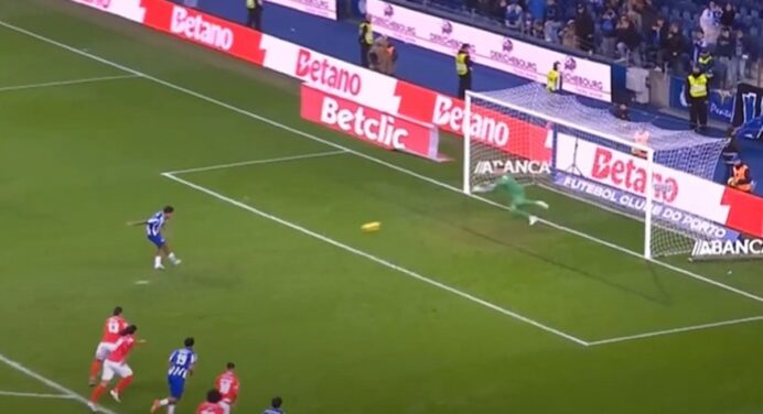Goleiro pega pênalti e zagueiro marca gol: ex-jogadores do Flamengo brilham em jogo do Campeonato Português