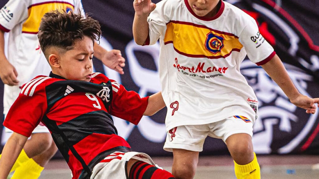 Sucesso nas redes sociais, jogador de 6 anos se despede do Flamengo