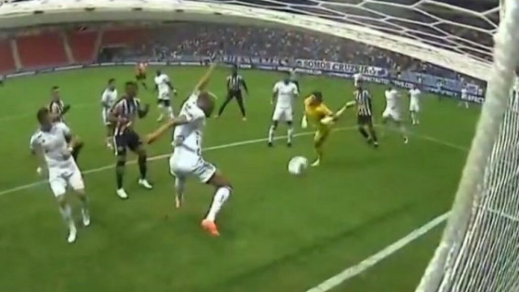 Fabrício Bruno marca gol contra, e Cruzeiro perde para time de Série B no Mineiro; veja o lance