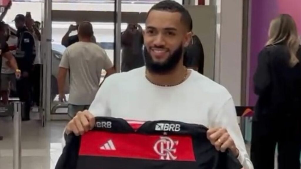 Juninho desembarca no Rio para assinar contrato com Flamengo