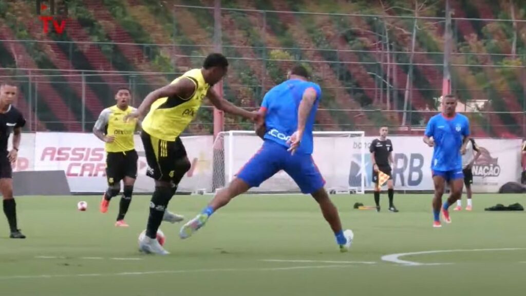 Vídeo: lateral da base faz gol e bota bola na trave em jogo-treino; Lorran também se destaca