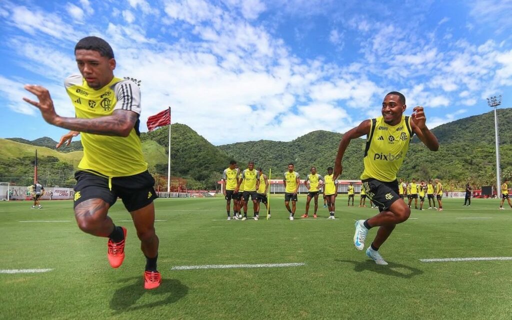 Lorran provoca companheiro de time em treino do Flamengo