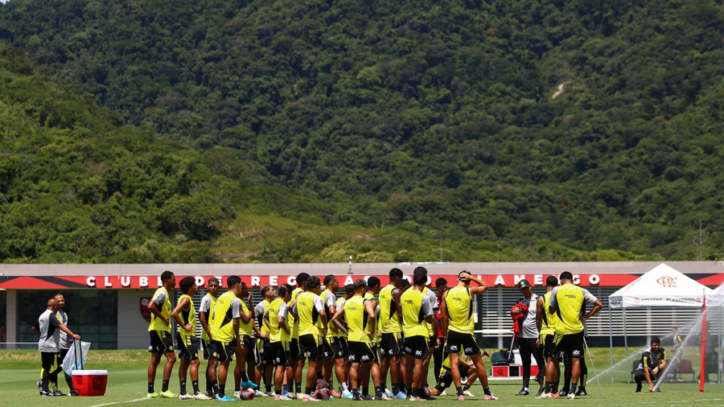 Elenco do Flamengo segue preparação para estreia no Carioca 2025