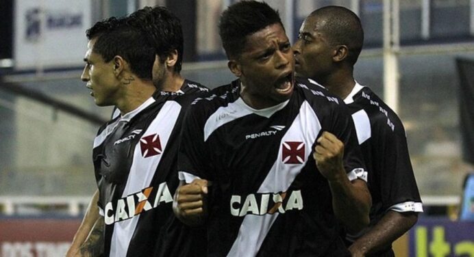 Ex-Vasco revela que usava disfarce para ir aos assistir jogos do Flamengo na torcida: “Maior do mundo”