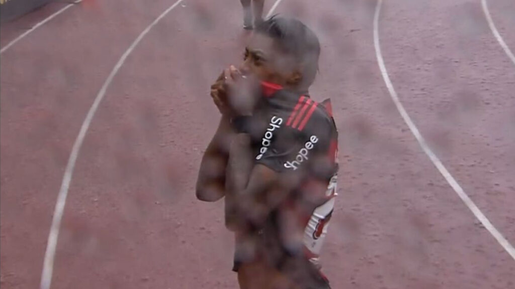 Chororô do Botafogo ‘alaga’ o gramado e vira meme em jogo do Flamengo