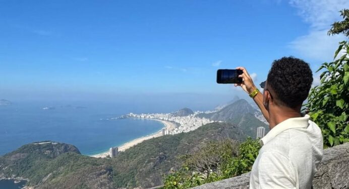 Danilo aproveita folga e ataca de turista no Rio de Janeiro; veja foto