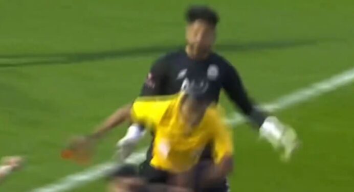 Ex-Flamengo agride árbitro na Arábia Saudita após ser expulso; veja vídeo