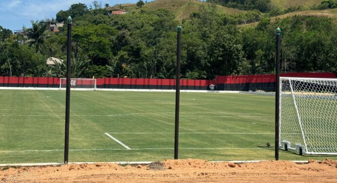 Veja fotos da construção do miniestádio do Flamengo no Ninho do Urubu